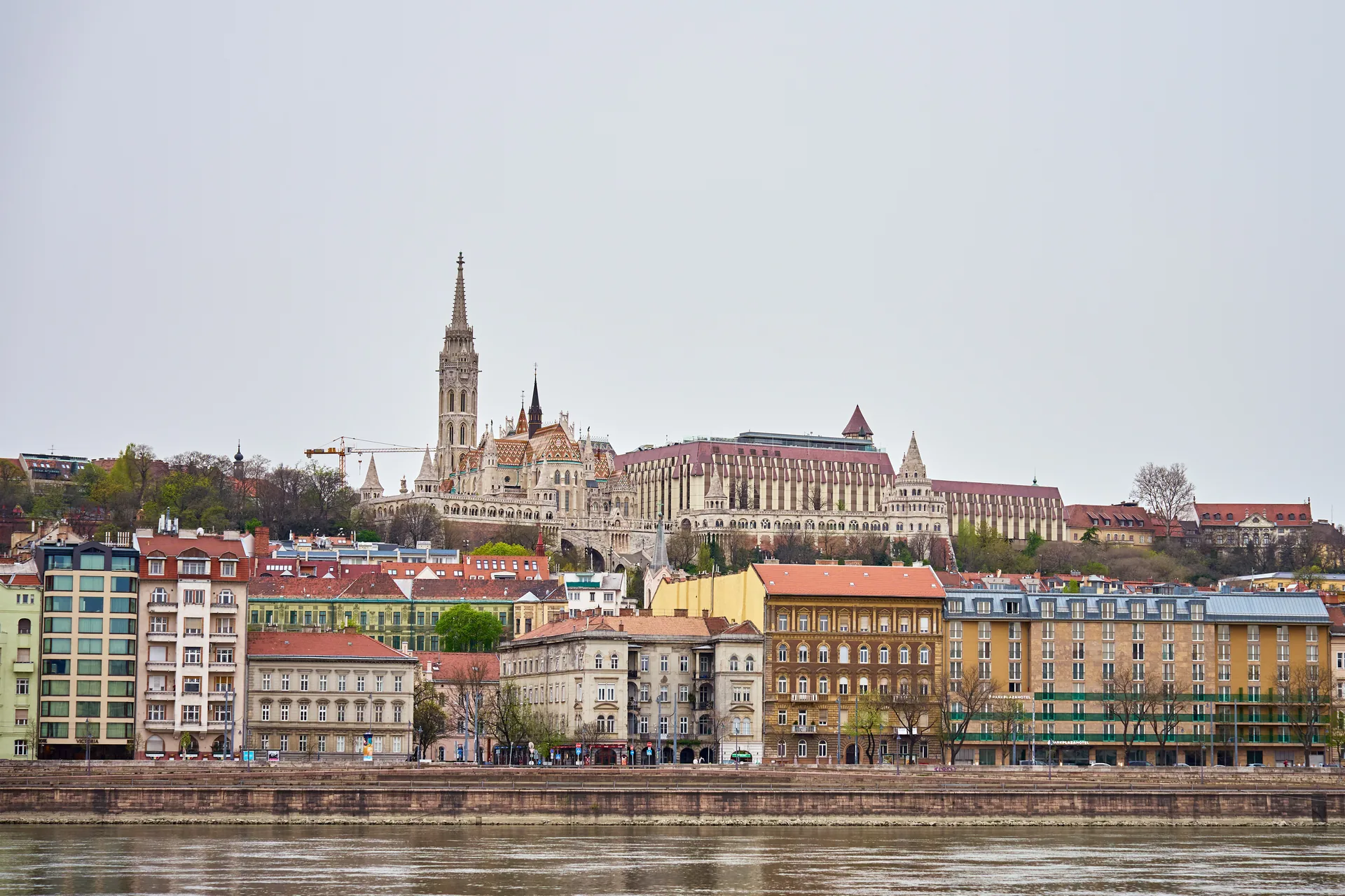 Büchtenwohnungen entlang der Donau in Budapest