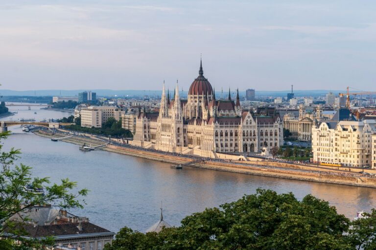 Wohnviertel in Budapest am Donauufer in Mitteleuropa