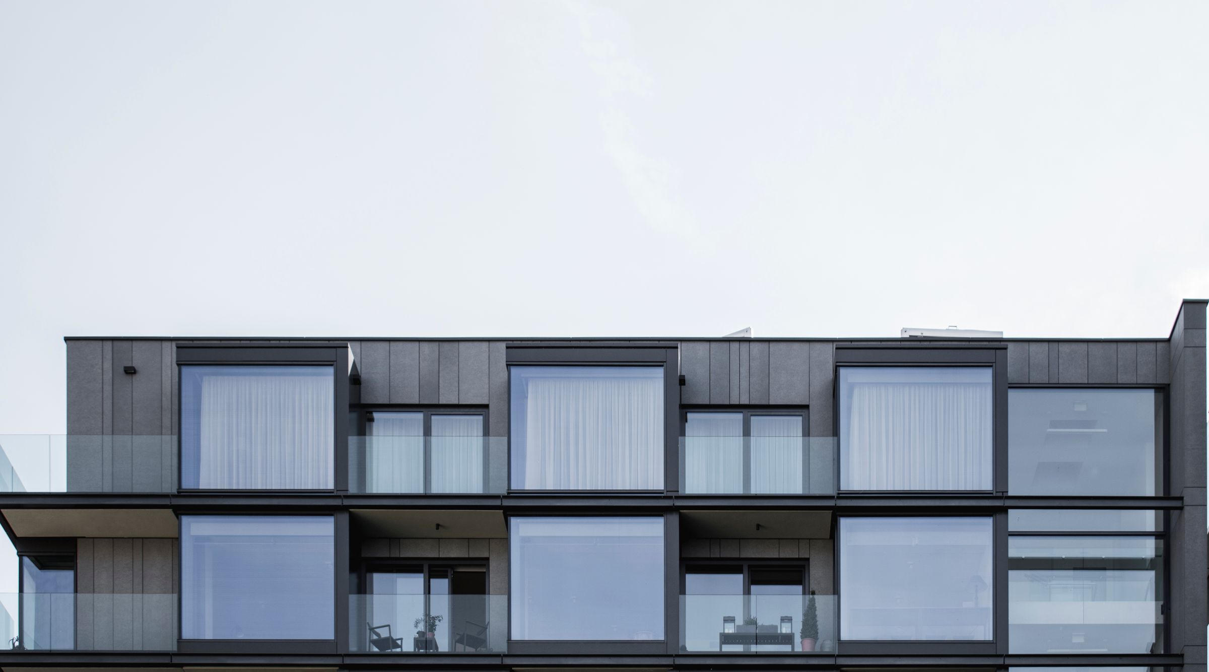 Moderne Glasfassade eines Wohnhauses in Prag