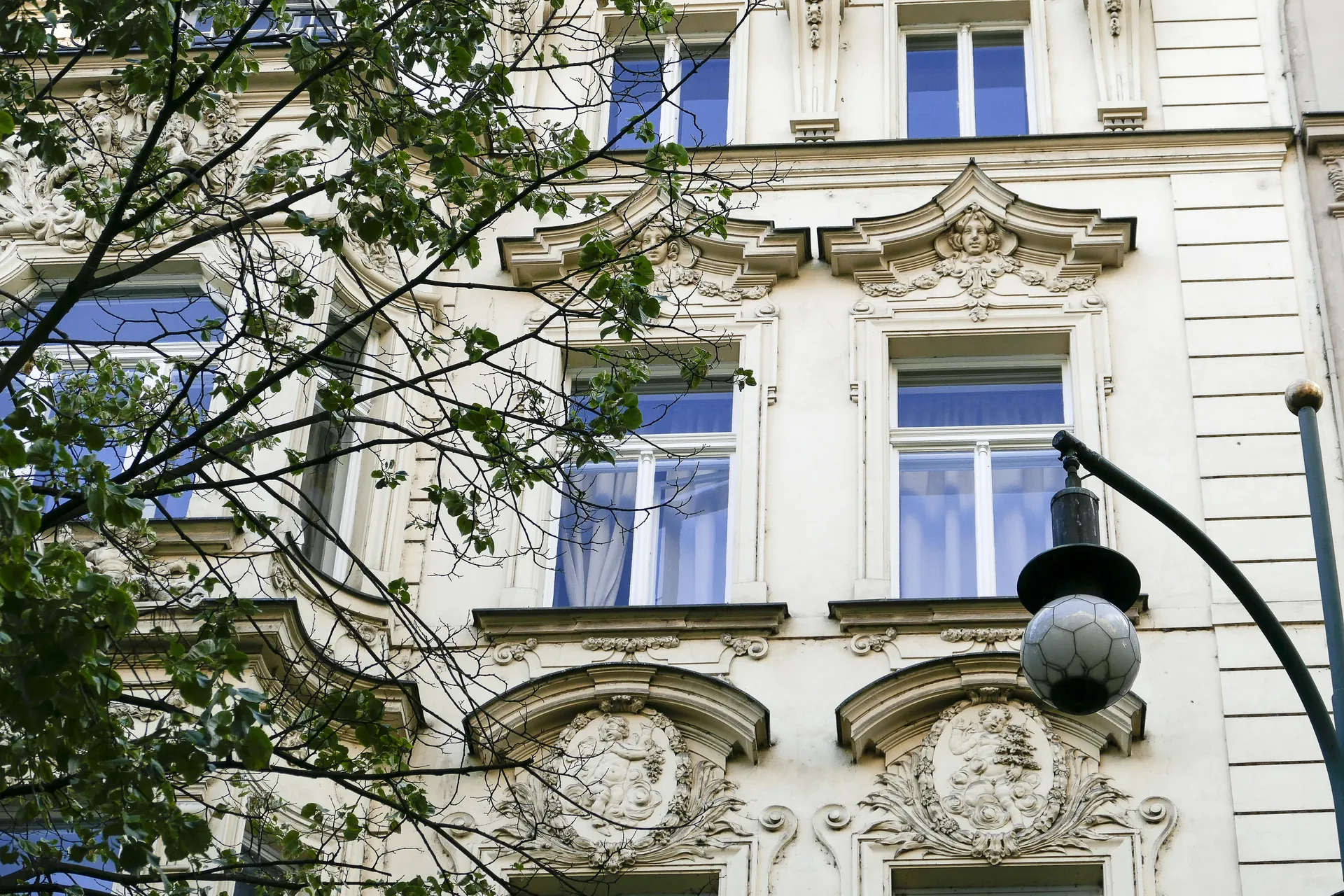 Historische Fassade eines Wohngebäudes in Prag