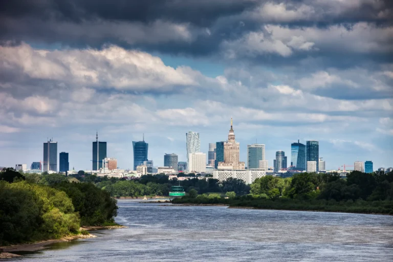 Die Skyline von Warschau und die Wohngebiete am Fluss Visla
