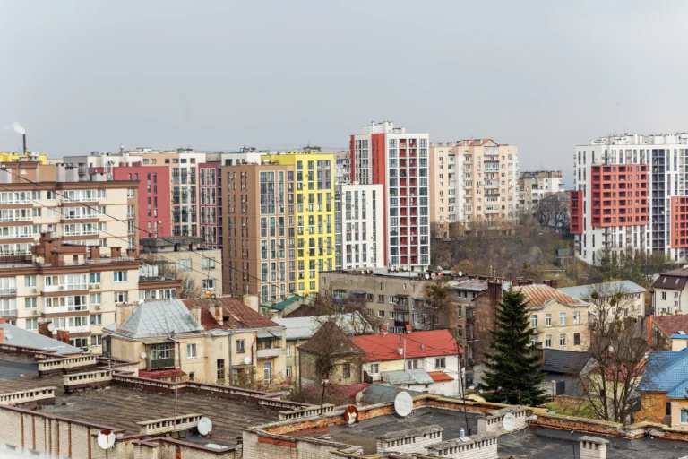 Moderne und traditionelle Wohngebäude in Bukarest