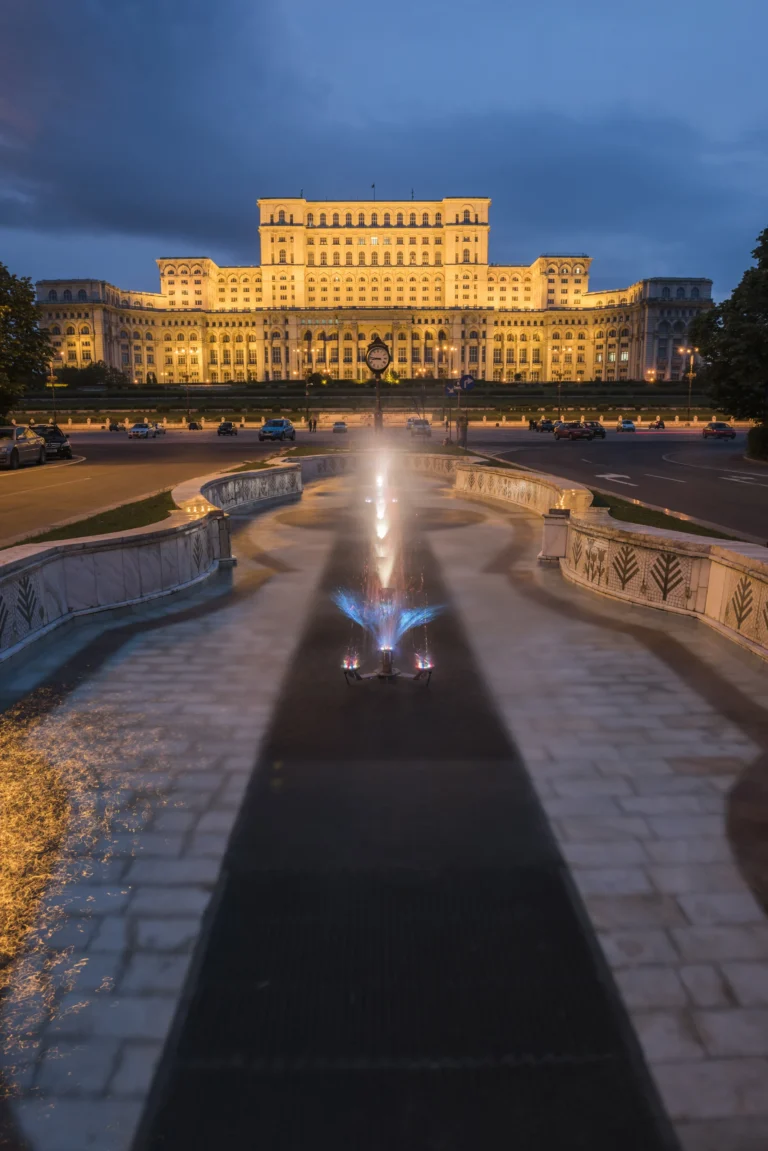 Parlamentsbezirk Bukarest und das umliegende Wohngebiet bei Nacht