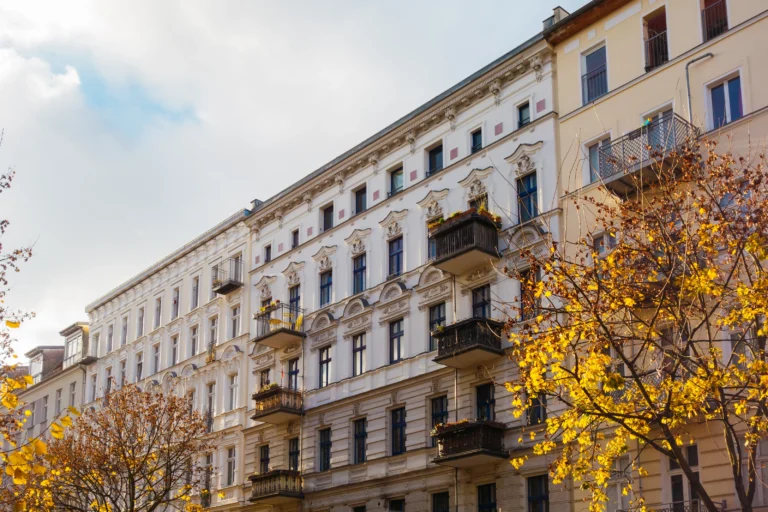 Was 250.000 € ($285.000) in Budapest im Jahr 2026 kaufen können Prachtvolle Balkone in einer Wohnstraße in Budapest im Herbst