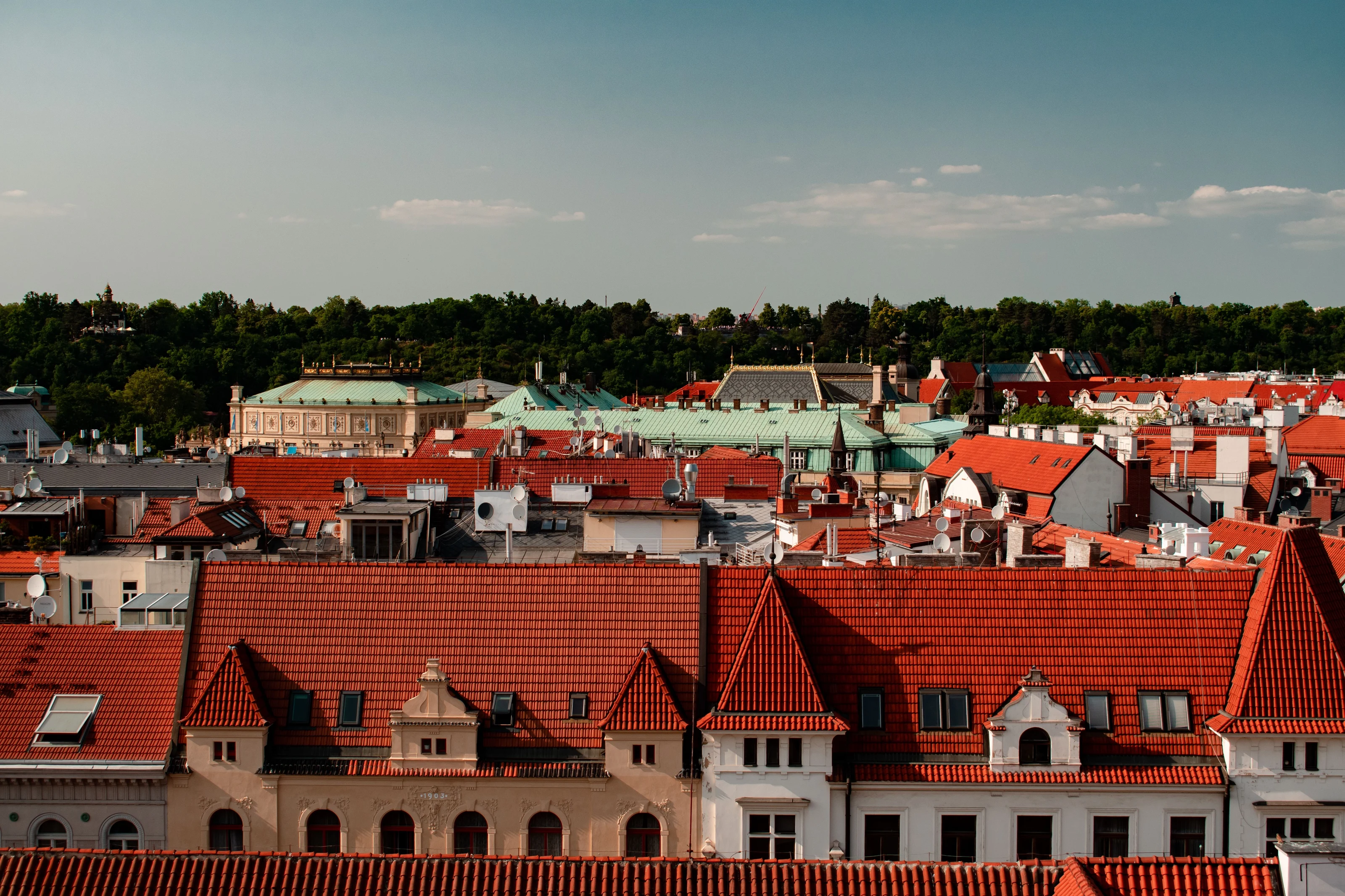 Prager Dächer und das städtische Stadtbild von oben