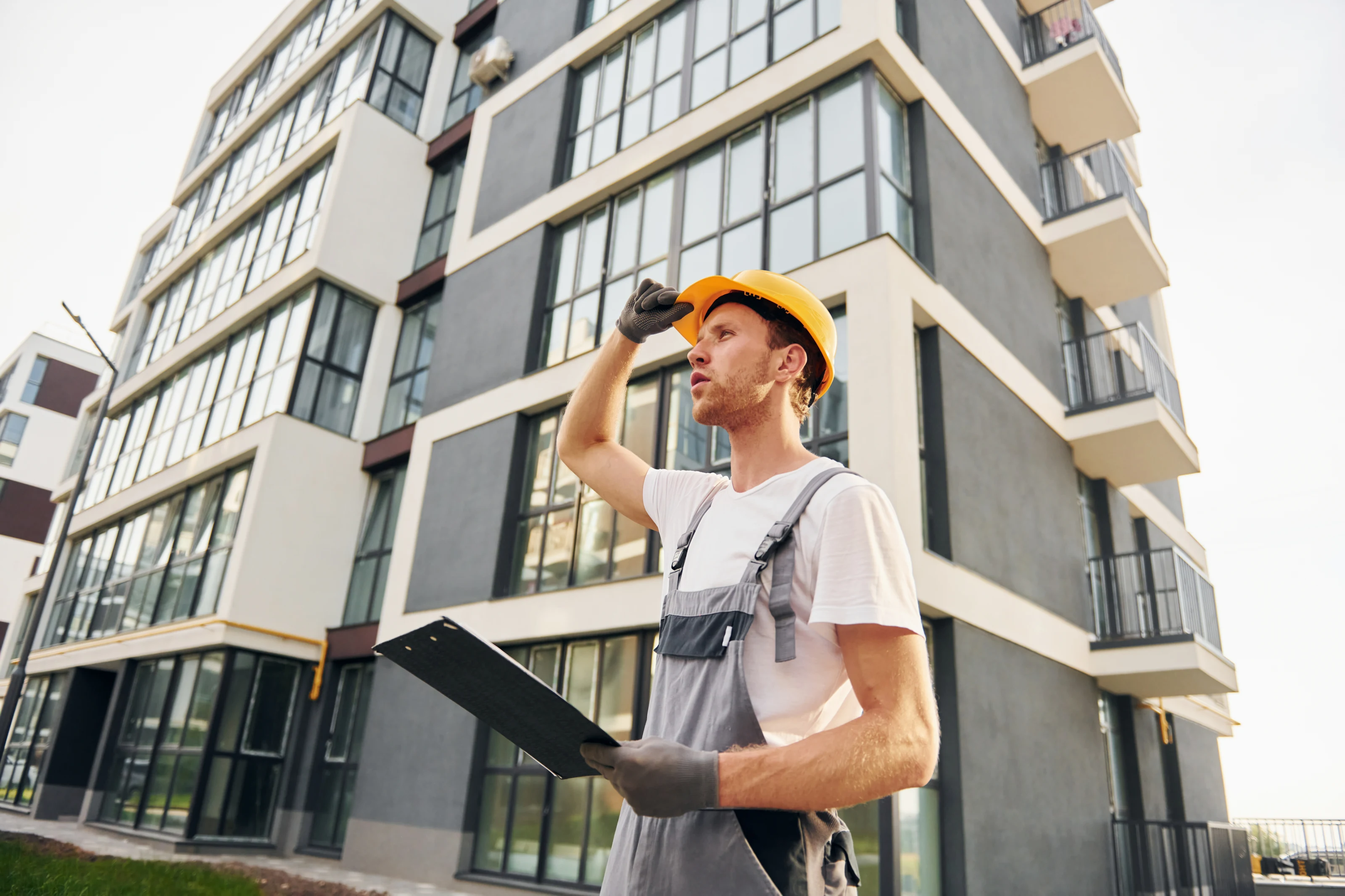 Immobilieninvestor inspiziert ein Wohnungsbauprojekt