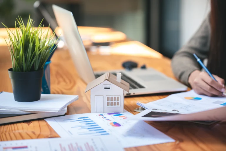Immobilieninvestor überprüft Daten und Finanzkennzahlen des Wohnungsmarktes