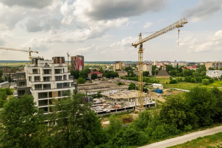 Baugrundstück für Wohngebäude mit Turmkranen