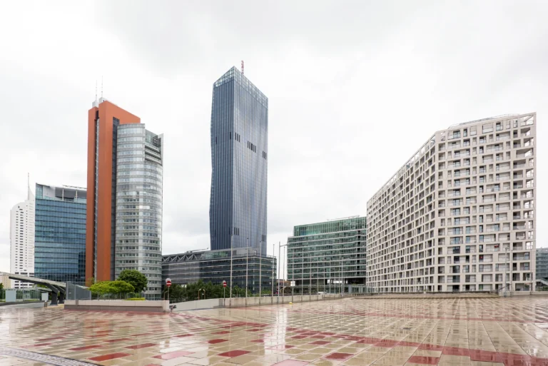 Moderne Wohngegenden und Wohngebäude in Warschau